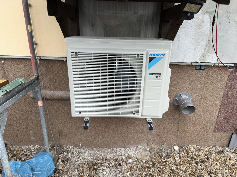 Daikin Altherma 3R F in Einfamilienhaus (Kitzscher, 2024) Daikin Altherma 3R F in Einfamilienhaus (Kitzscher, 2024)